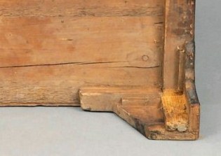bracket_feet_on_mahogany_cod_c1750_01a